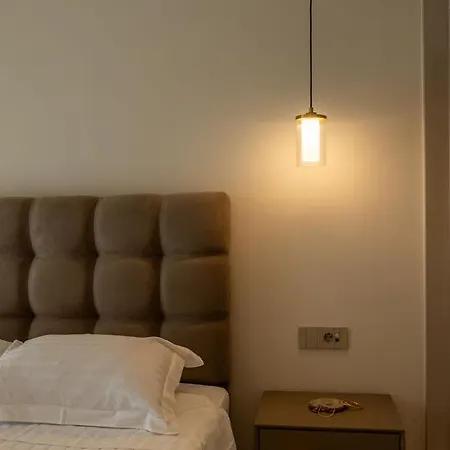 Lakonizein Luxury